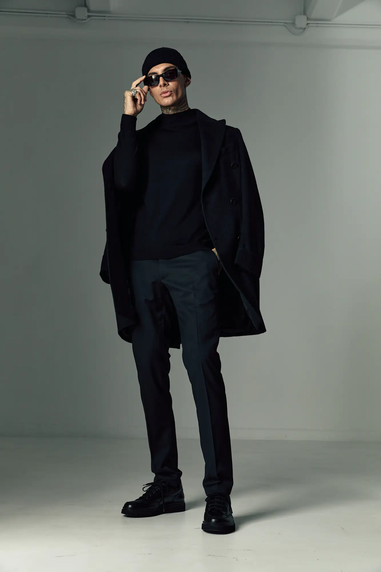 PALTON NEGRU DIN PAR DE CAMILA - imagine 4